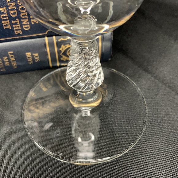 Stunning set of 4 floral and fern etched glass wine / water goblets - Picture 4 of 11